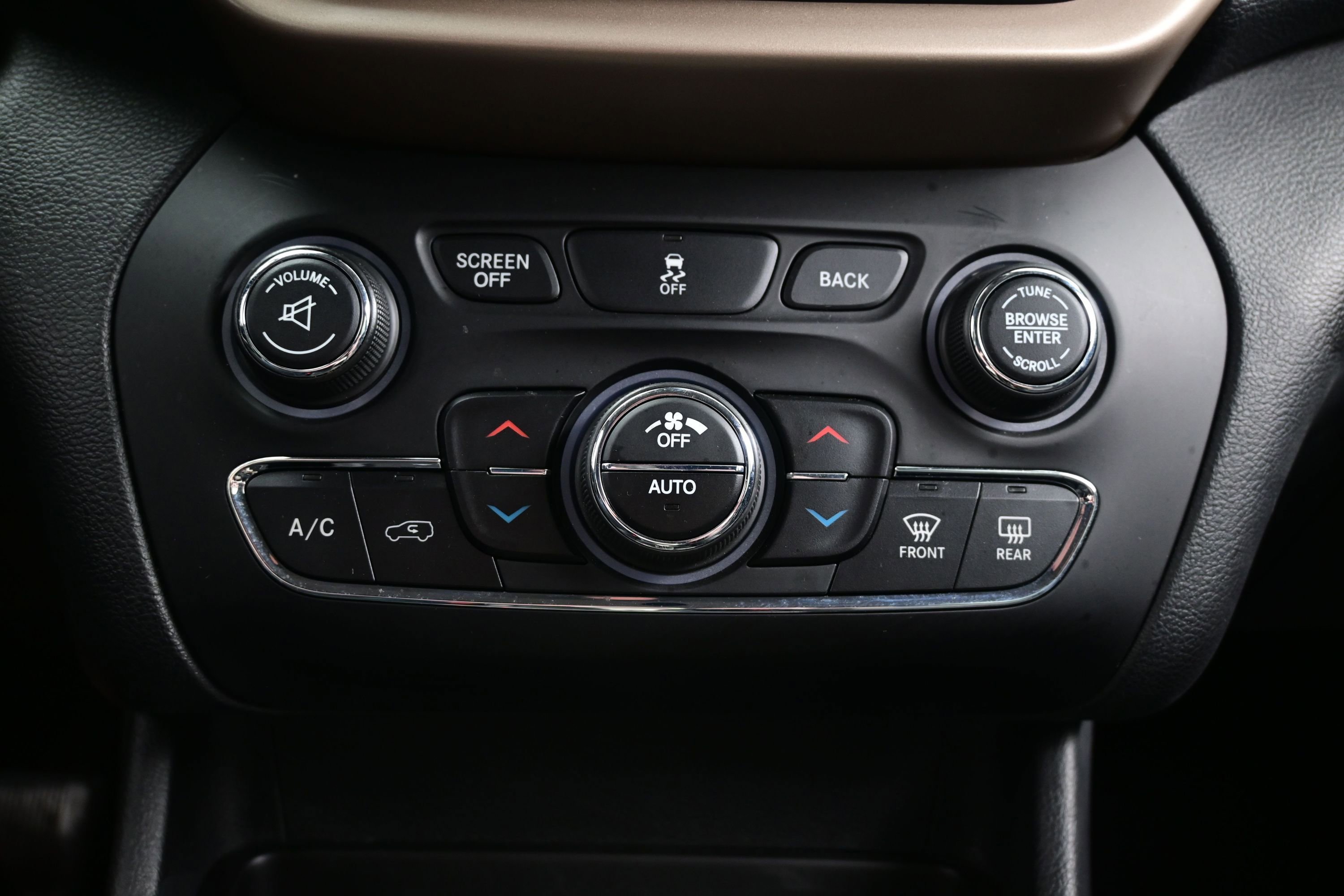 Used 2017 Jeep Cherokee Limited AWD/4WD image 19