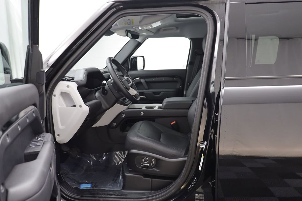 Used 2025 Land Rover Defender 130 S image 5