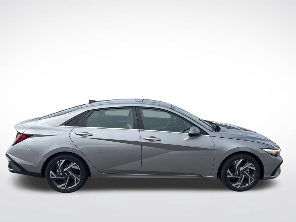 Used 2025 Hyundai Elantra Limited FWD image 4
