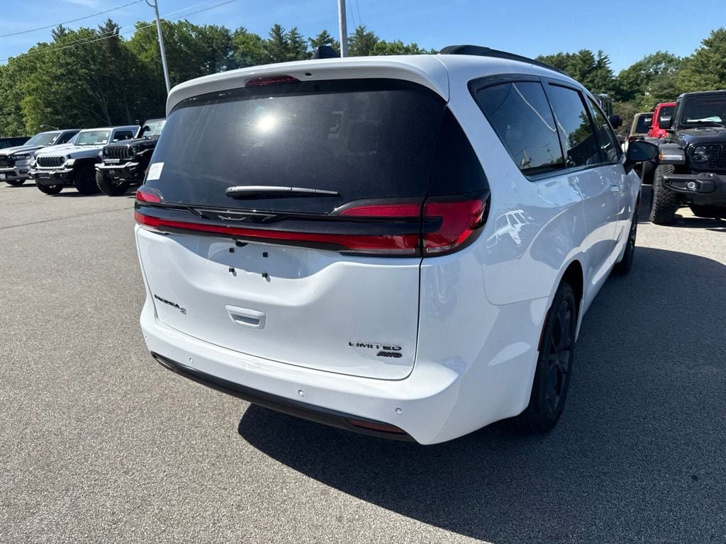 New 2027 Chrysler Pacifica Limited AWD/4WD image 5