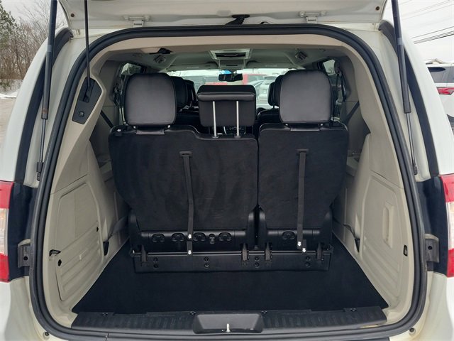 Used 2014 Chrysler Town & Country Limited image 9