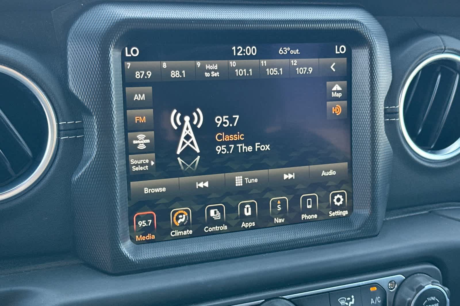 Used 2023 Jeep Wrangler Unlimited Sahara AWD/4WD image 19