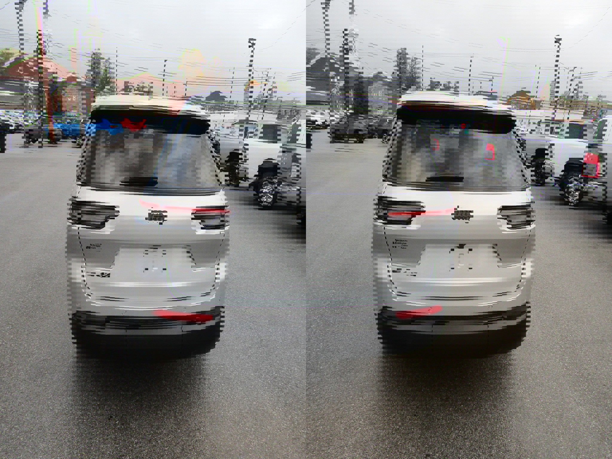 Used 2023 Jeep Grand Cherokee L Laredo image 4