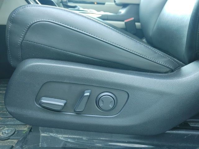 Used 2024 Kia Carnival EX image 19