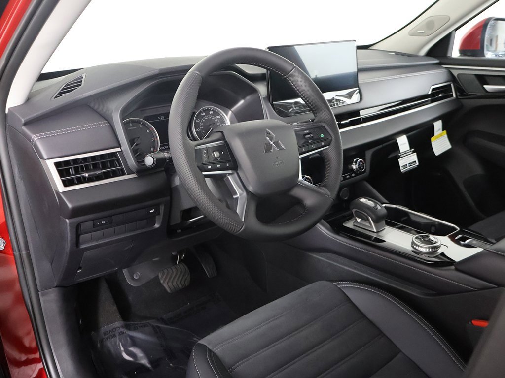 New 2025 Mitsubishi Outlander SE image 29