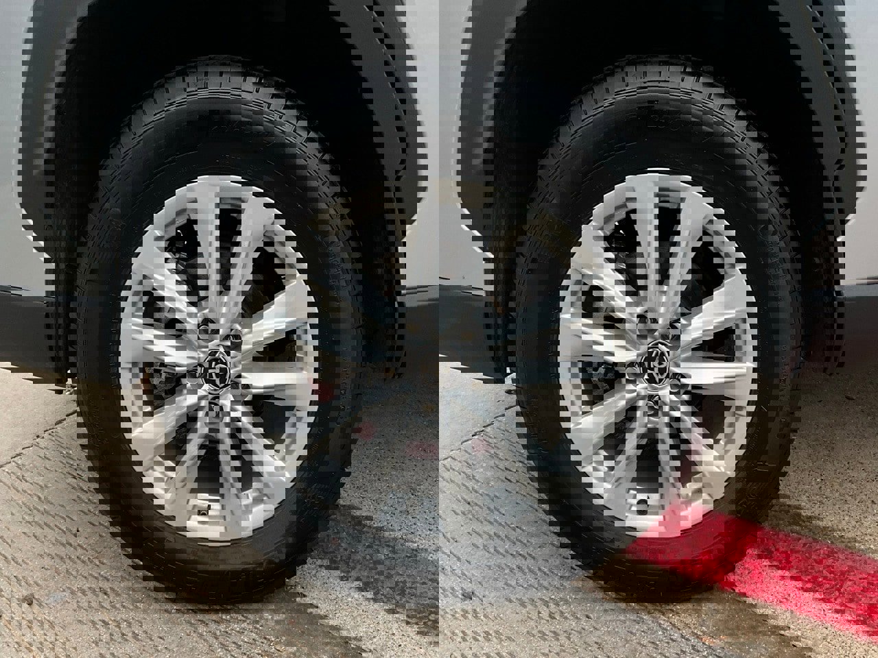 Used 2025 Toyota Corolla Cross LE image 9