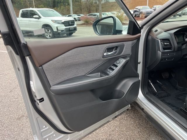 Used 2023 Nissan Rogue SV image 5