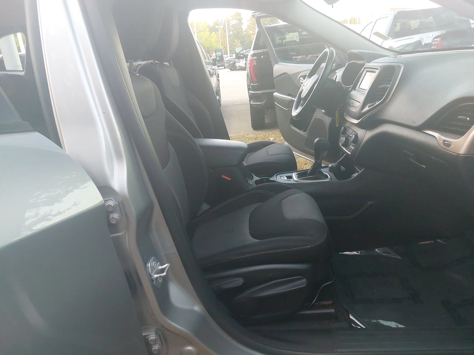 Used 2015 Jeep Cherokee Sport w/ Cold Weather Group AWD/4WD image 10