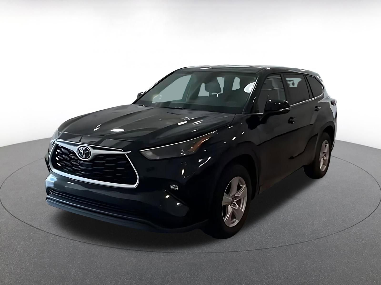 Used 2025 Toyota Highlander LE FWD image 4