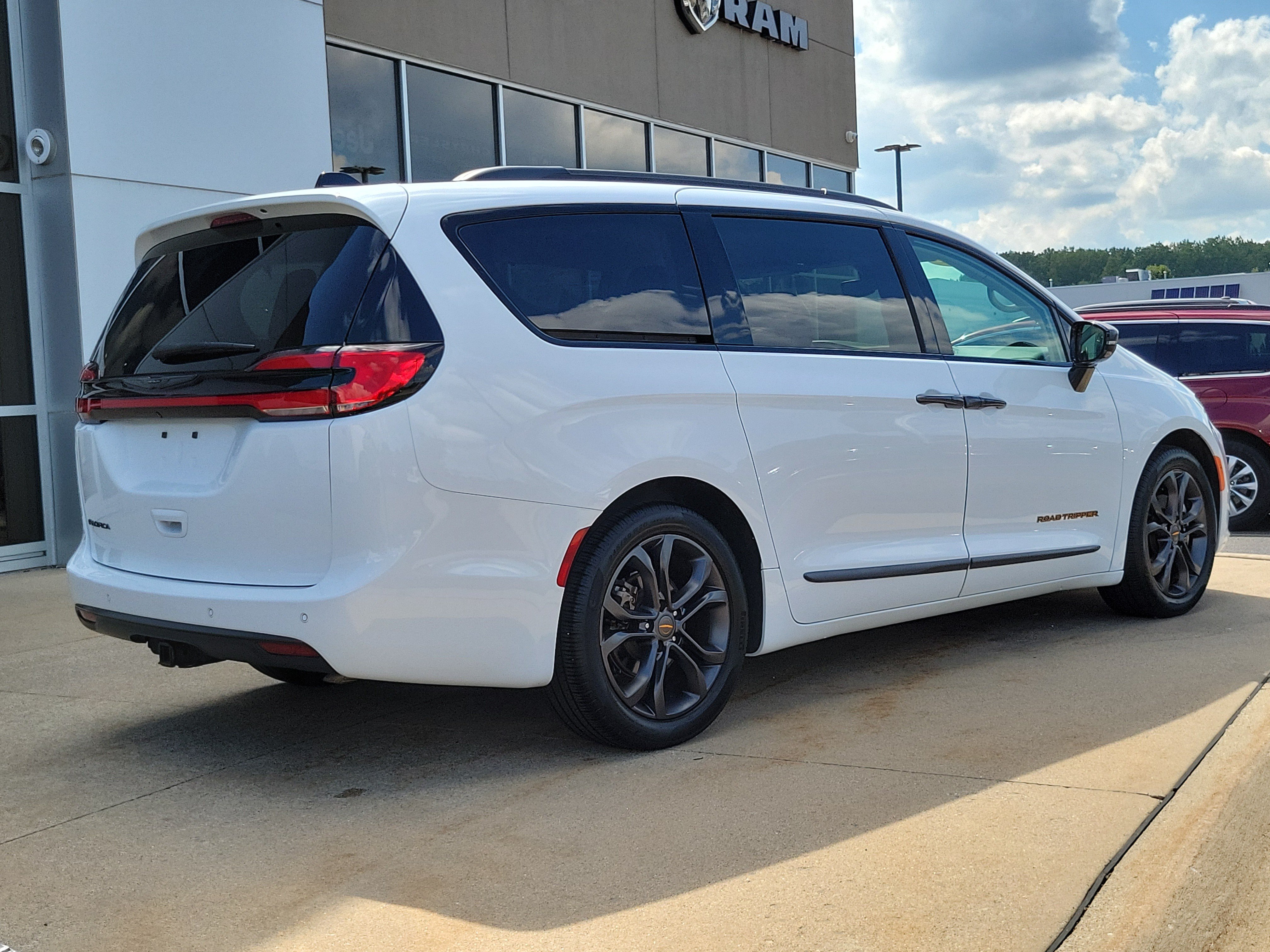 Used 2024 Chrysler Pacifica Touring-L w/ Road Tripper Package FWD image 4