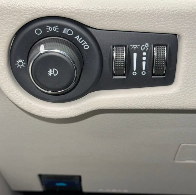 Used 2024 Chrysler Pacifica Touring-L FWD image 21