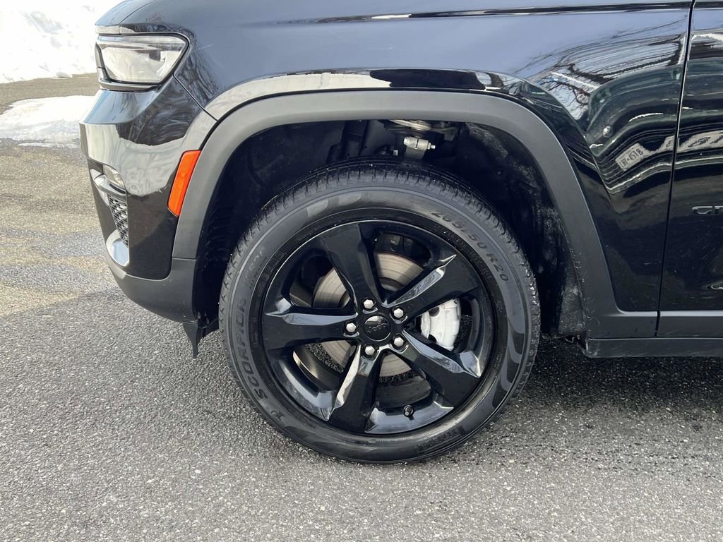 Certified 2024 Jeep Grand Cherokee Limited w/ Black Appearance Package image 12
