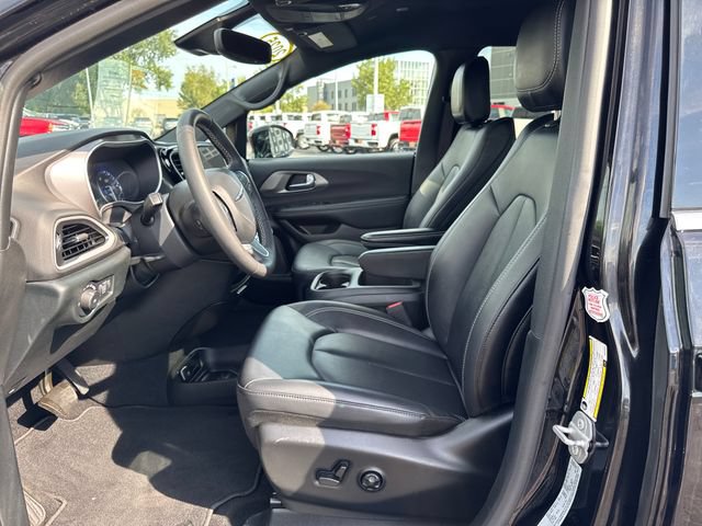 Used 2025 Chrysler Pacifica Select FWD image 9