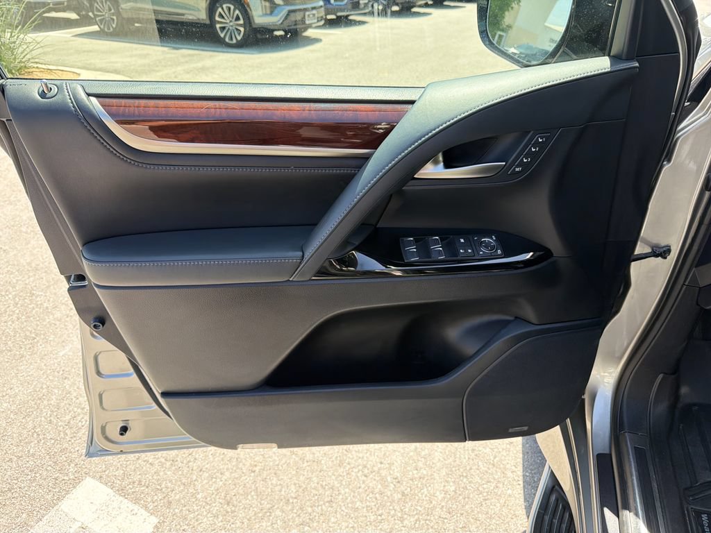 Used 2017 Lexus LX 570 4WD w/ Luxury Package image 21