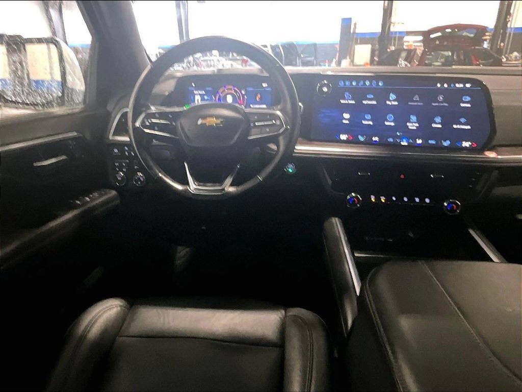 Used 2025 Chevrolet Suburban LT AWD/4WD image 18
