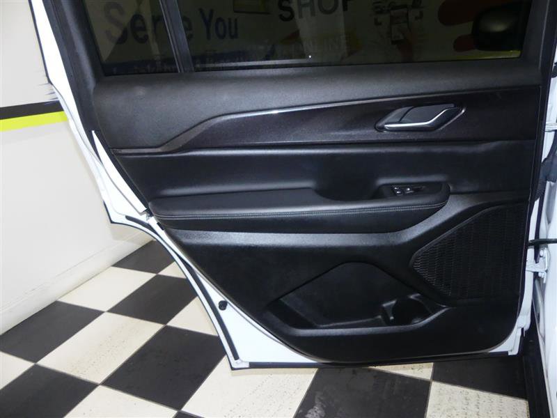 Used 2023 Jeep Grand Cherokee L Laredo image 30