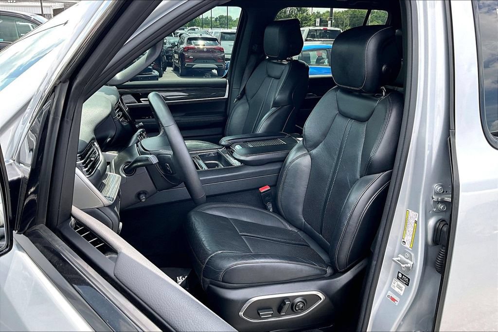 Used 2022 Jeep Wagoneer Series III RWD image 23