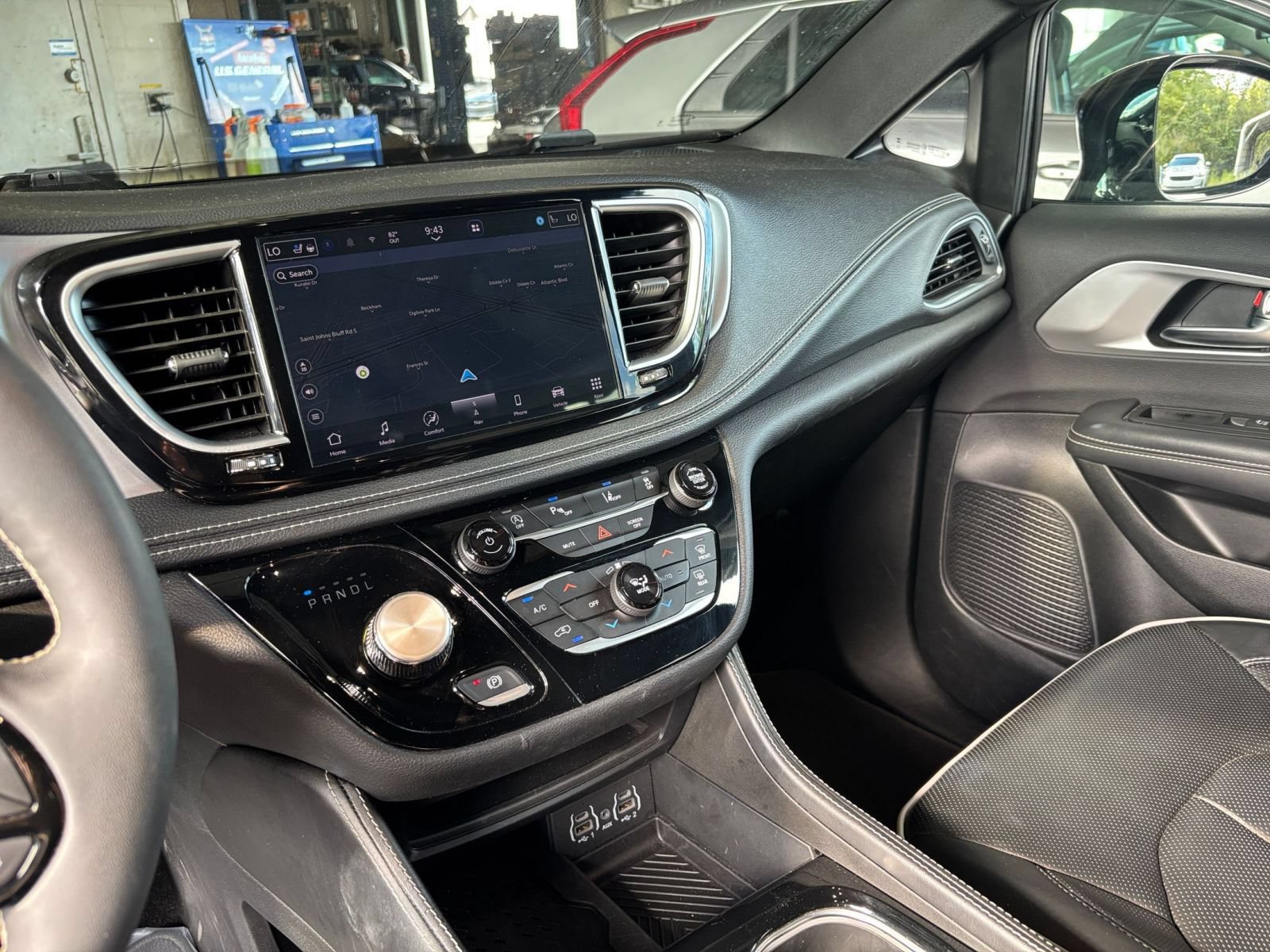 Used 2025 Chrysler Pacifica Limited FWD image 16
