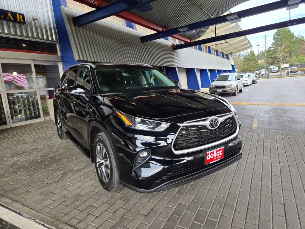 Used 2023 Toyota Highlander XLE image 3