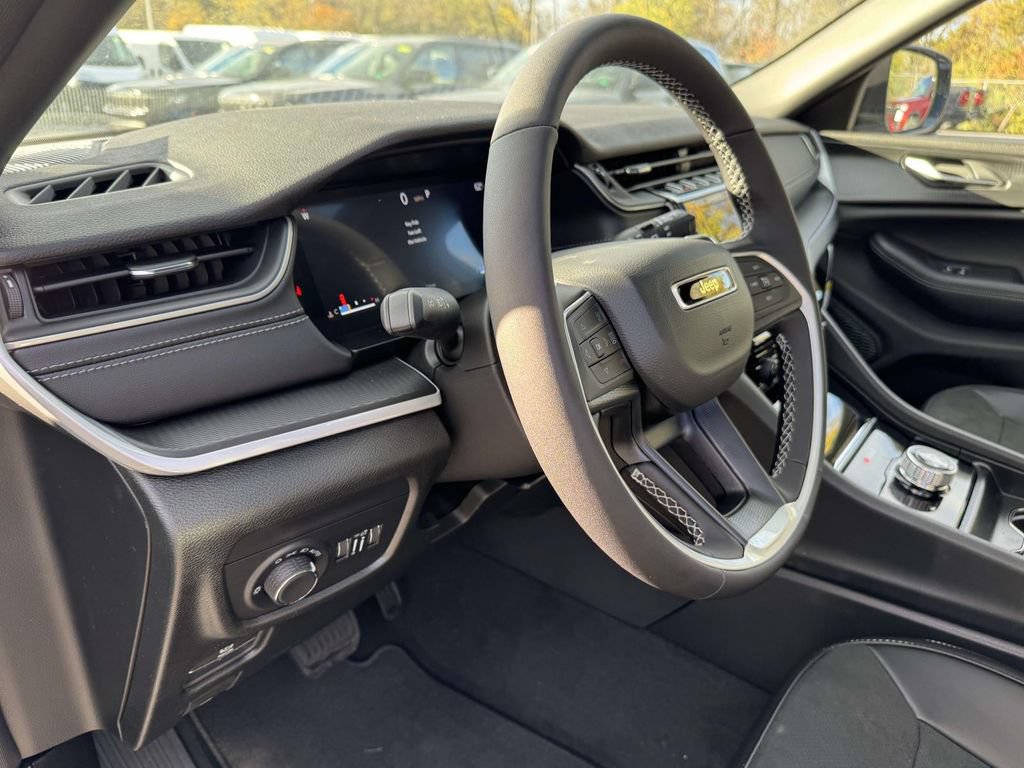 New 2025 Jeep Grand Cherokee L Altitude AWD/4WD image 2