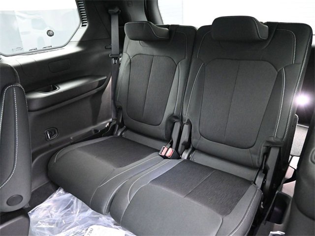 New 2025 Jeep Grand Cherokee L Laredo image 17