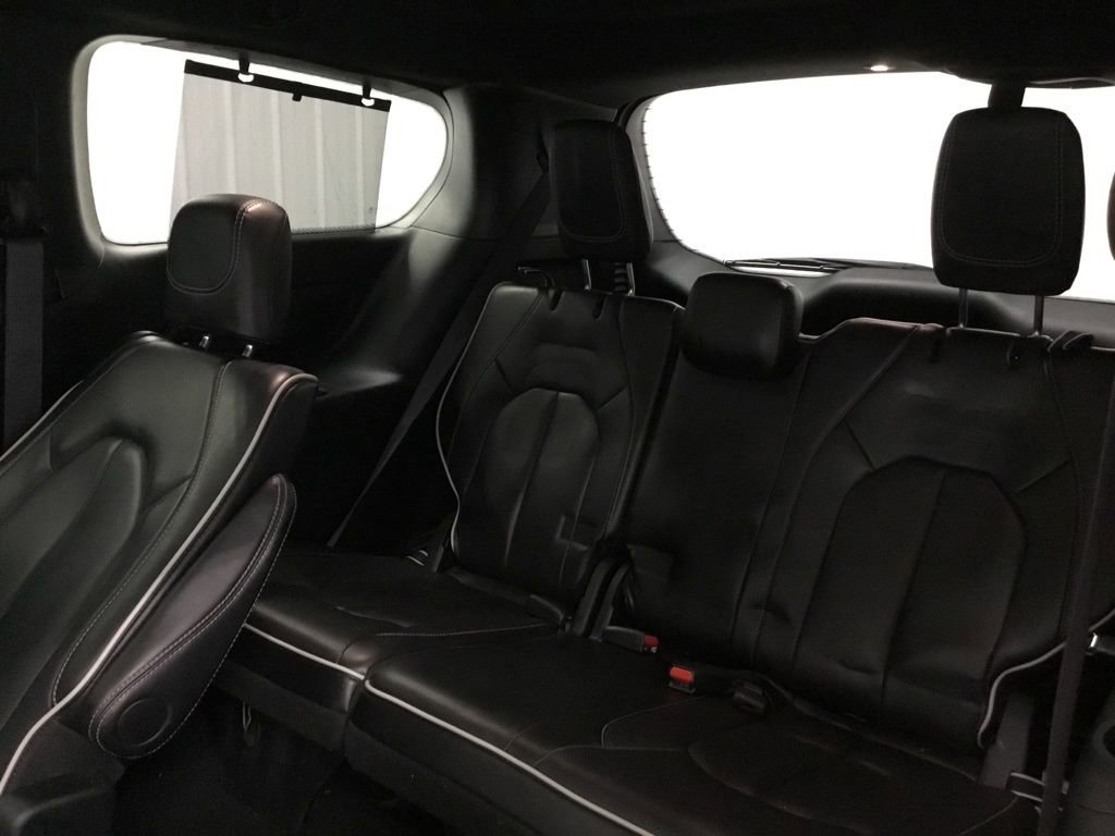 Used 2025 Chrysler Pacifica Limited image 34