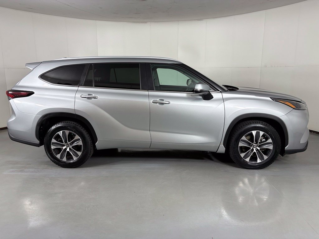 Used 2024 Toyota Highlander XLE FWD image 9
