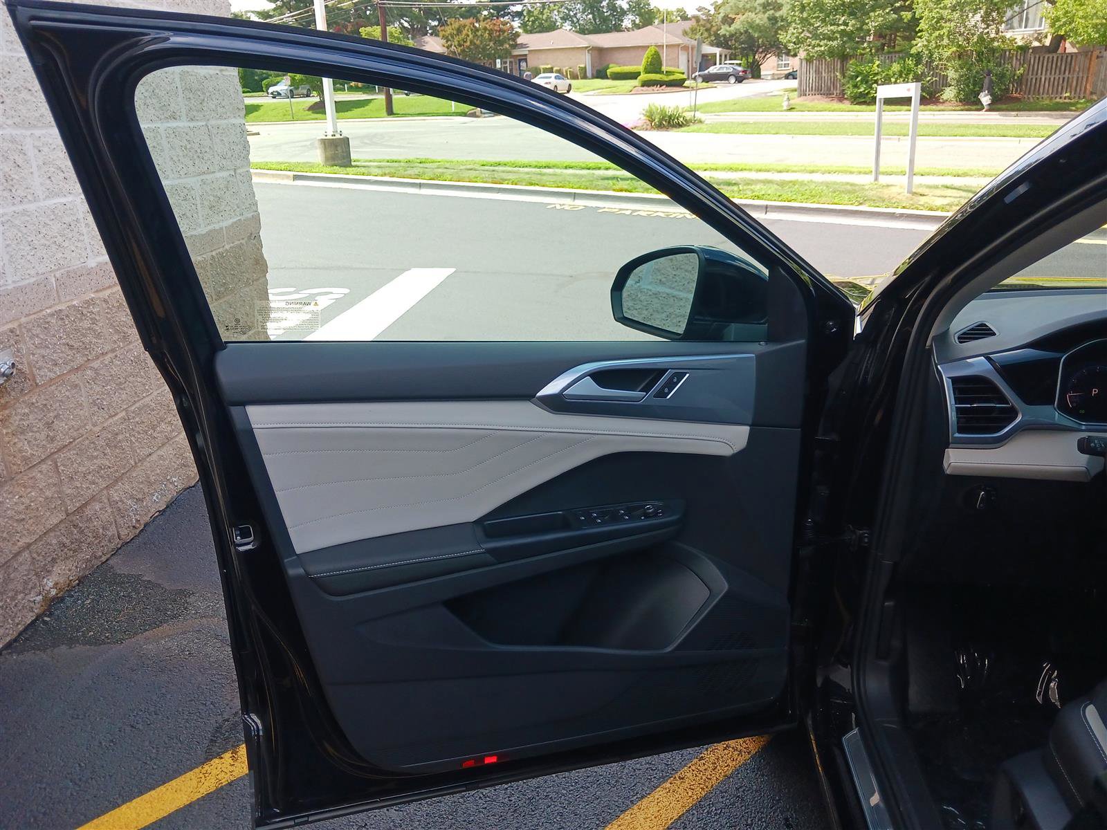 New 2025 Volkswagen Taos SEL image 10