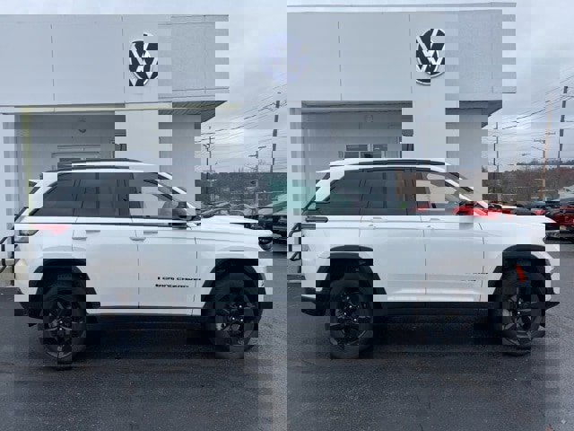 Used 2023 Jeep Grand Cherokee Limited w/ Black Appearance Package image 2