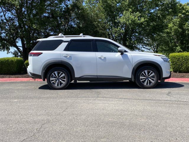 Used 2025 Nissan Pathfinder SL AWD/4WD image 2