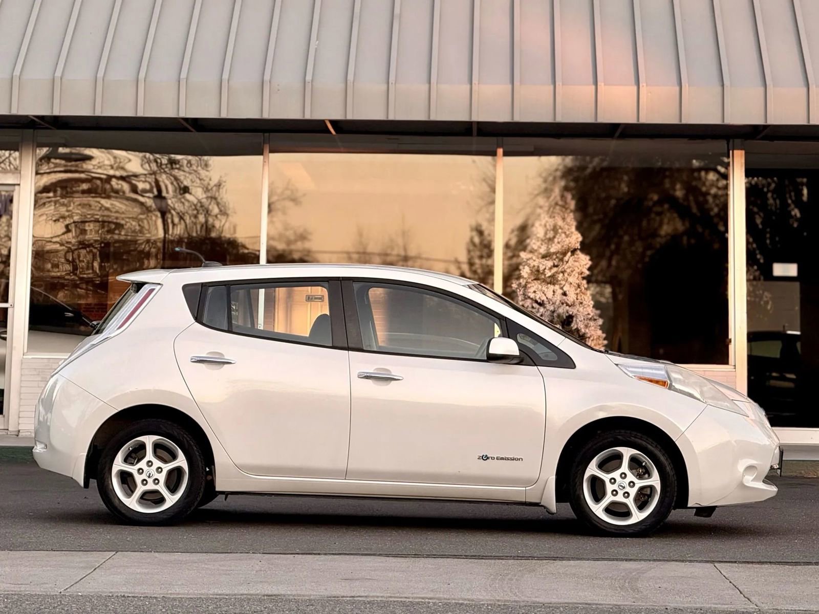 Used 2014 Nissan Leaf SV image 4
