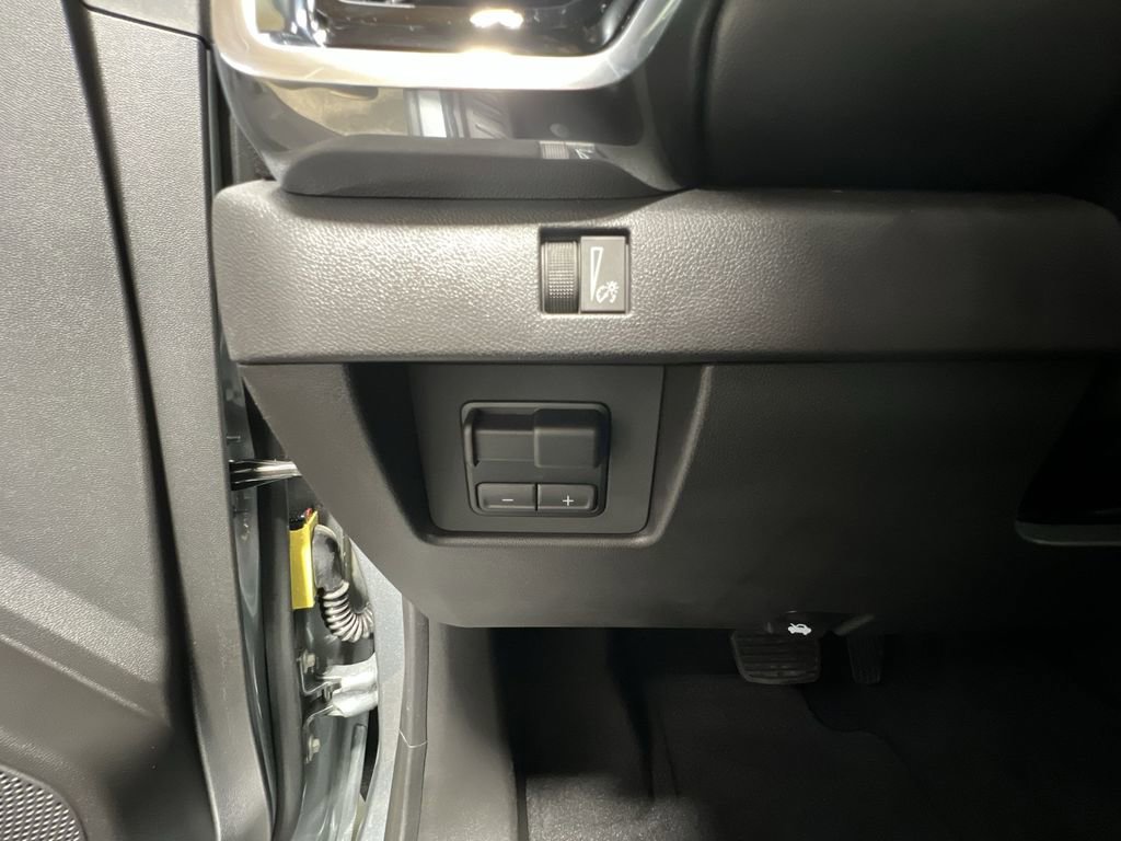 New 2025 GMC Canyon Elevation w/ Convenience Package image 18