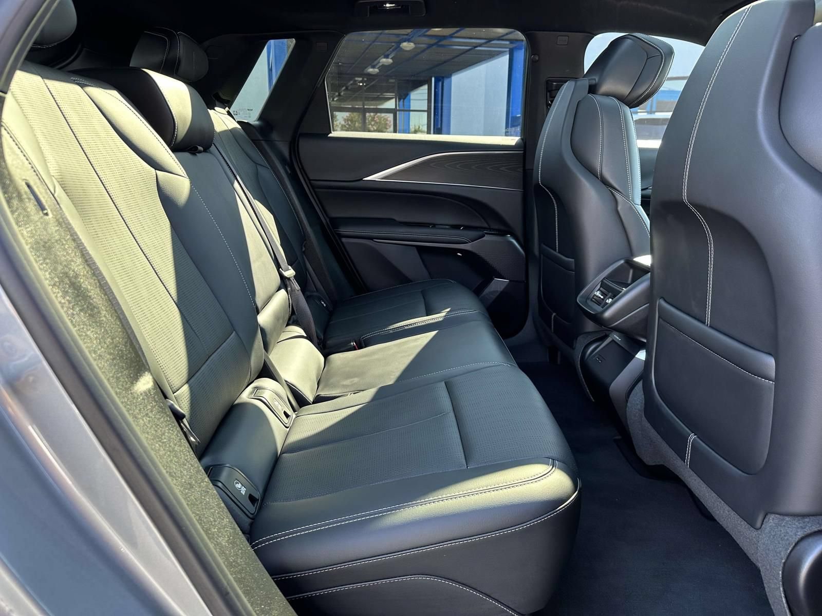 Used 2024 Cadillac Lyriq Luxury AWD/4WD image 28