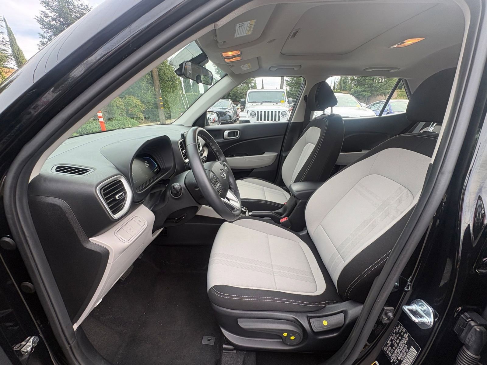 Used 2025 Hyundai Venue SEL image 25