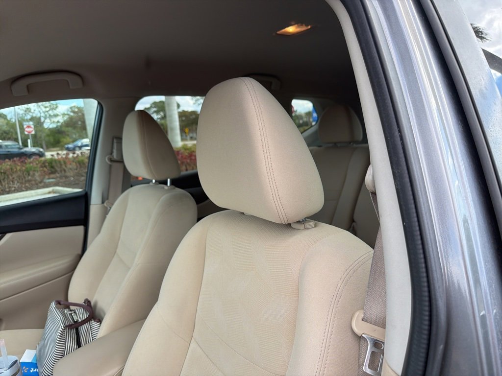 Used 2016 Nissan Rogue SV image 16