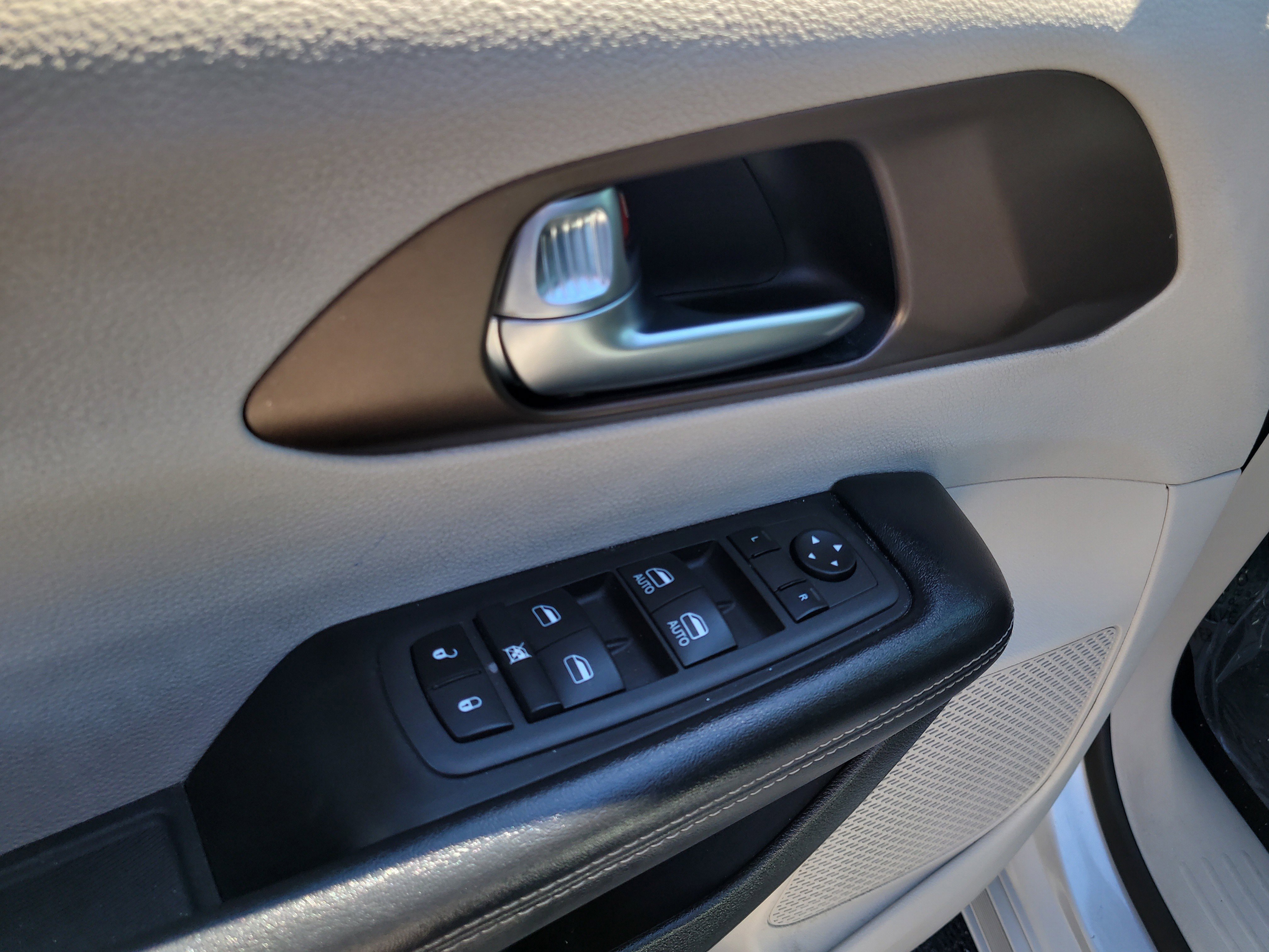 Used 2022 Chrysler Voyager LX image 18