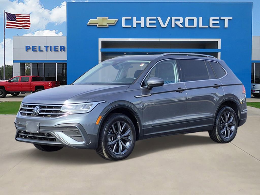 Used 2022 Volkswagen Tiguan SE w/ Panoramic Sunroof Package image 3