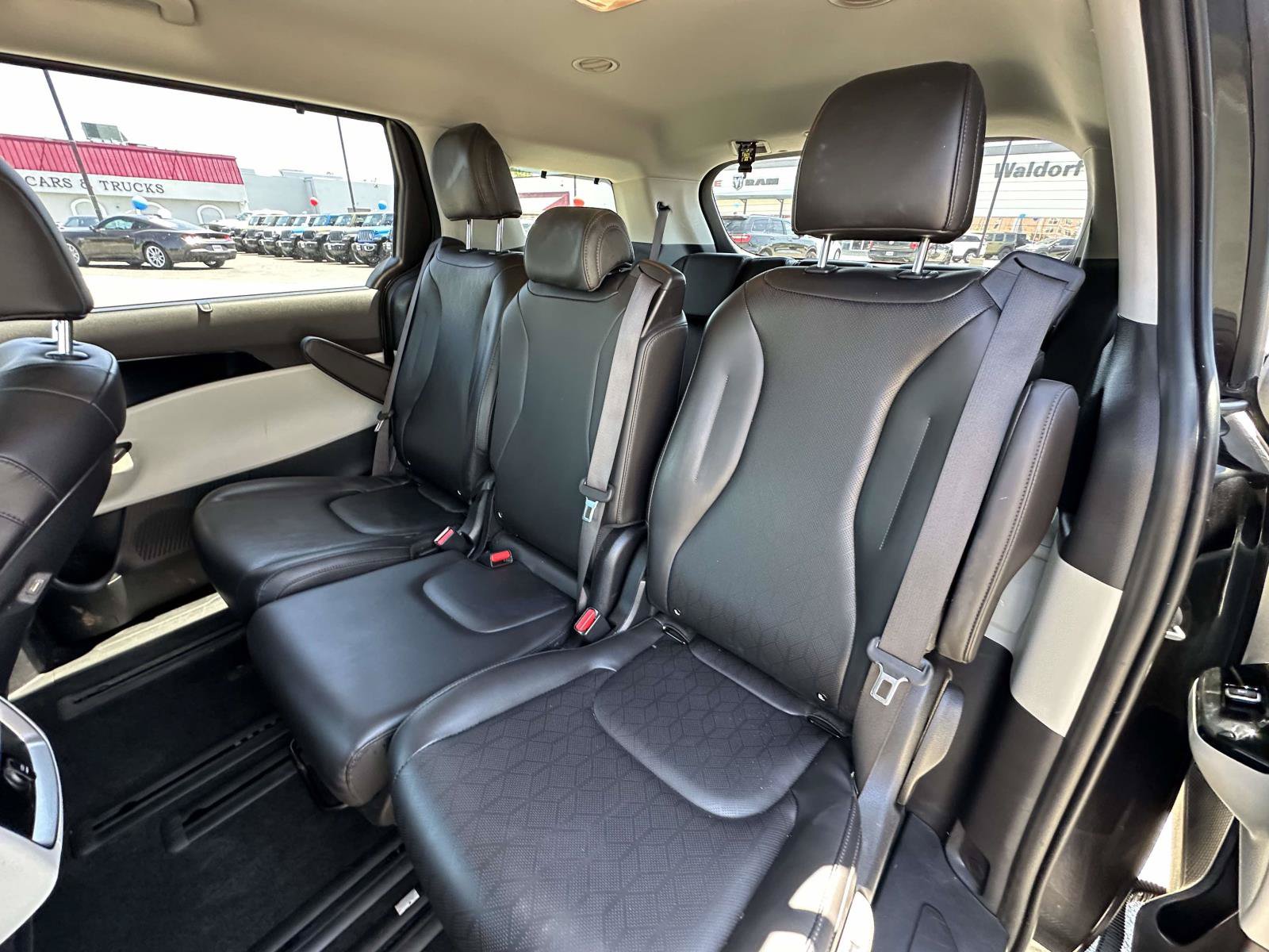 Used 2024 Kia Carnival EX FWD image 25