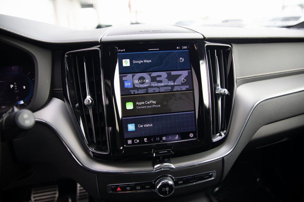 Used 2022 Volvo XC60 B5 R-Design w/ Advanced Package image 10