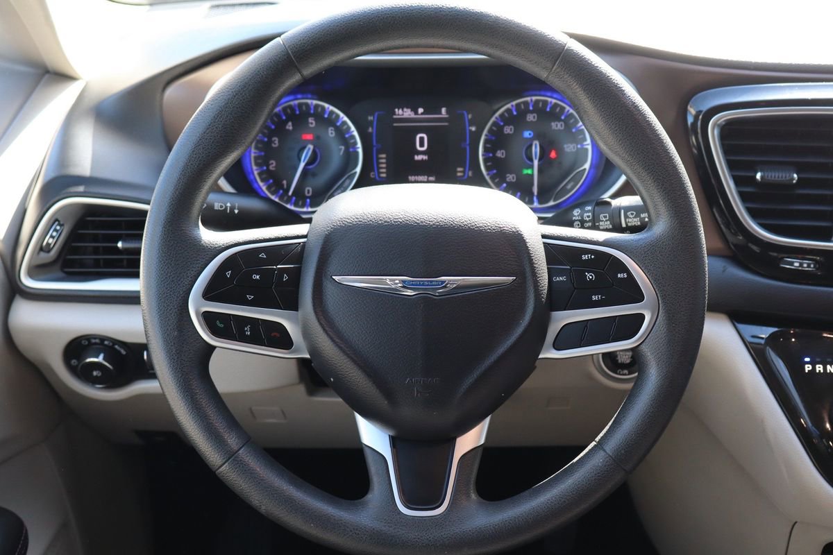 Used 2018 Chrysler Pacifica Touring Plus w/ Tire & Wheel Group FWD image 16