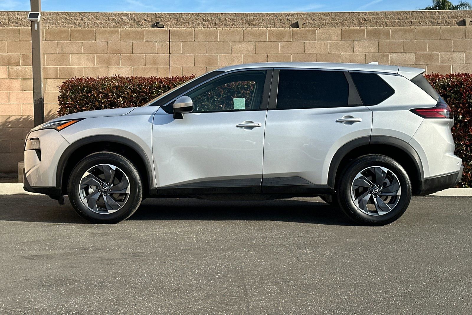 Used 2025 Nissan Rogue SV image 7