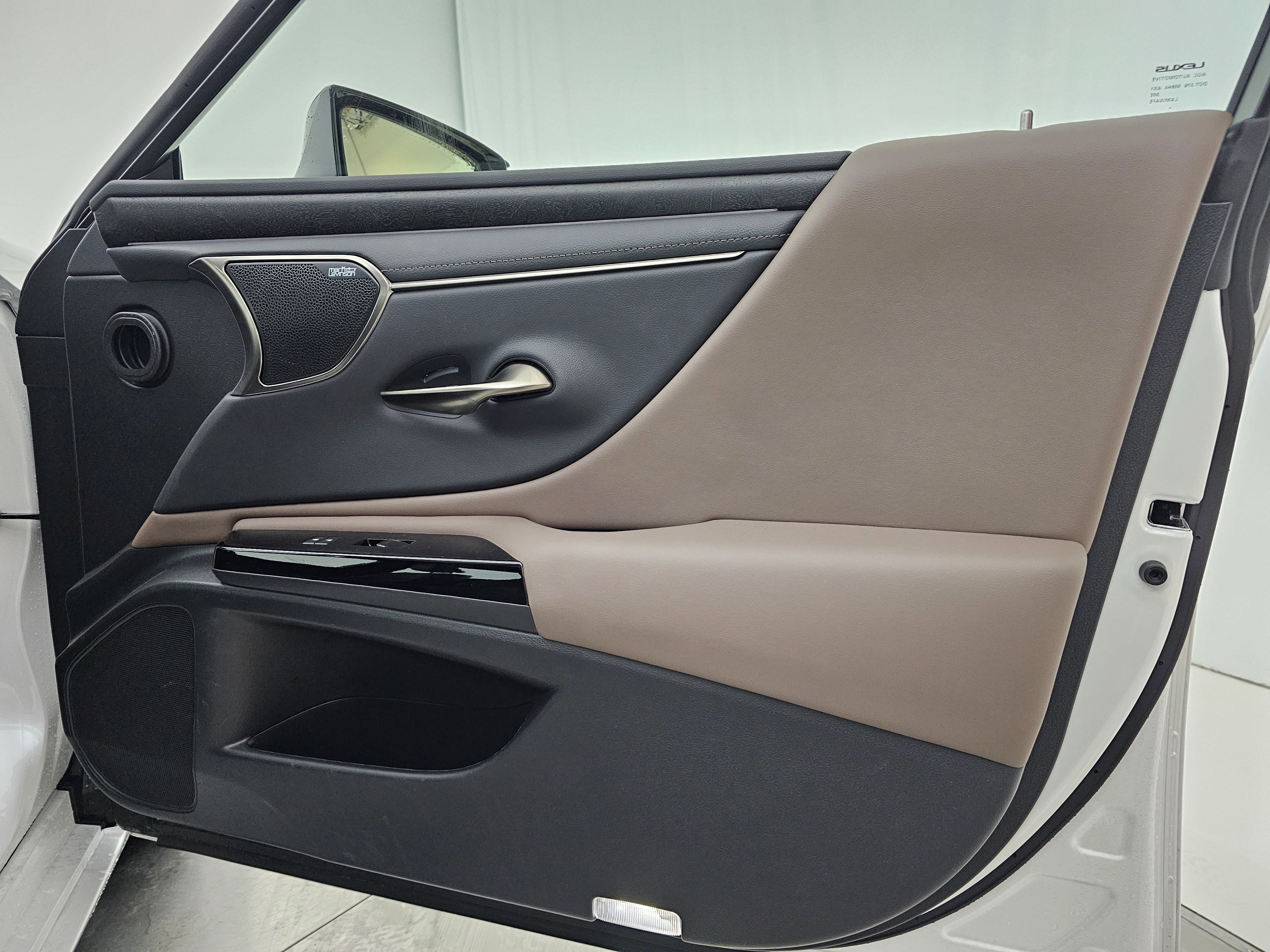 Used 2024 Lexus ES 350 Ultra Luxury w/ Accessory Package (Z1) image 18