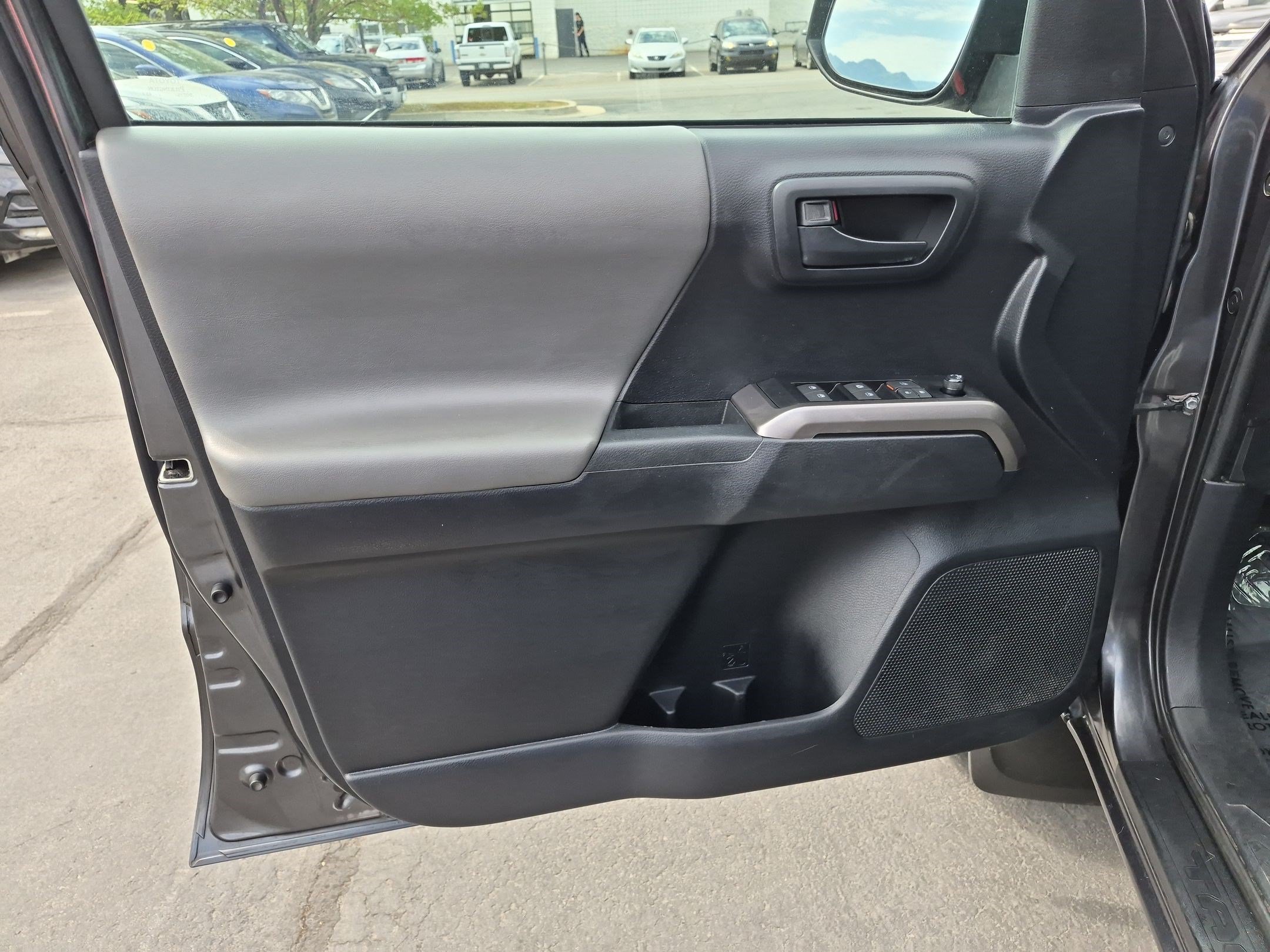 Used 2019 Toyota Tacoma SR5 AWD/4WD image 14