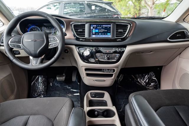 Used 2023 Chrysler Voyager LX image 21