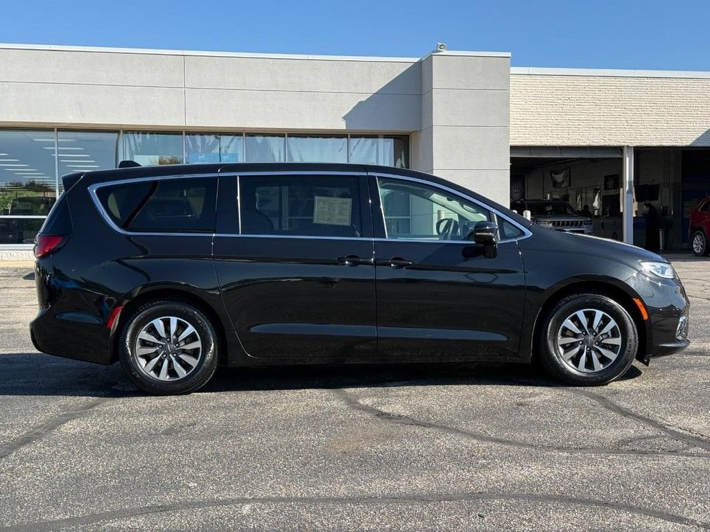 Certified 2024 Chrysler Pacifica Limited FWD image 3
