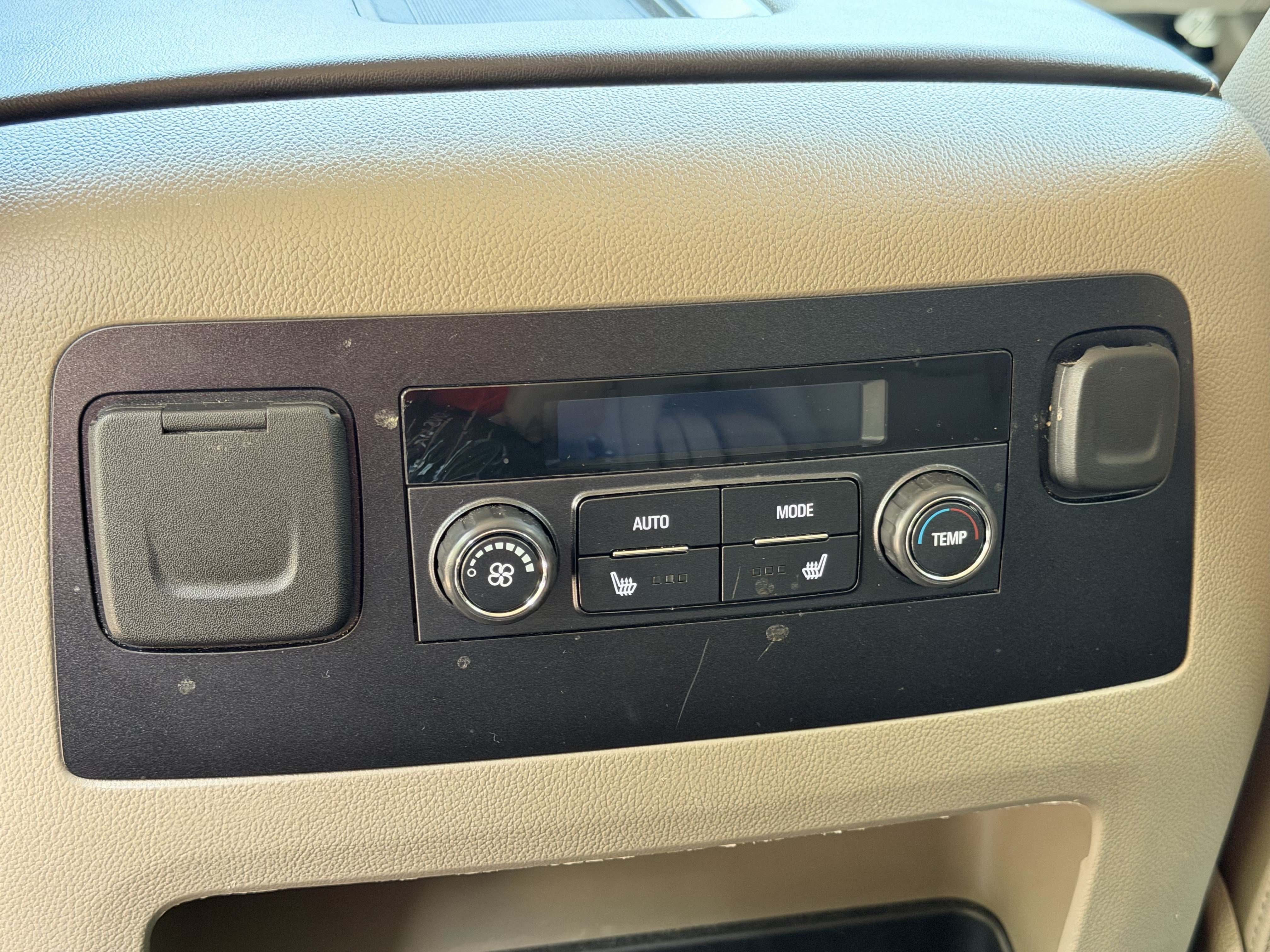 Used 2018 Chevrolet Tahoe LT w/ Luxury Package RWD image 21