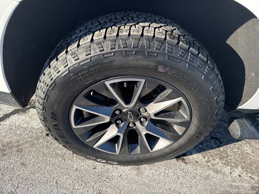 Used 2022 Chevrolet Suburban Z71 image 13