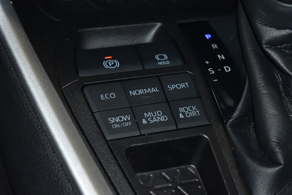 Used 2021 Toyota RAV4 LE image 16