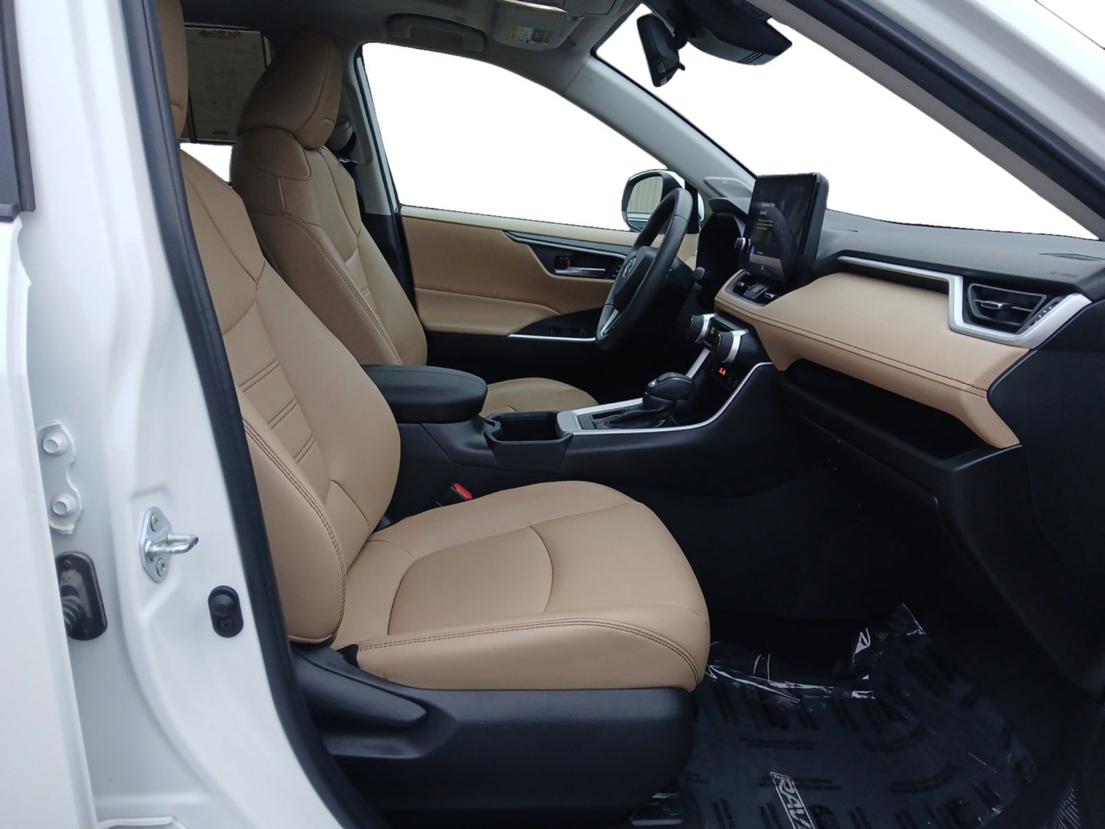 Used 2023 Toyota RAV4 XLE Premium image 15