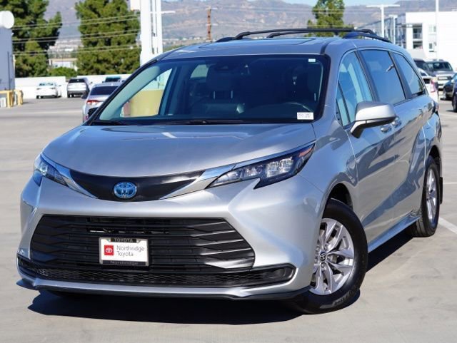 Certified 2024 Toyota Sienna LE image 4